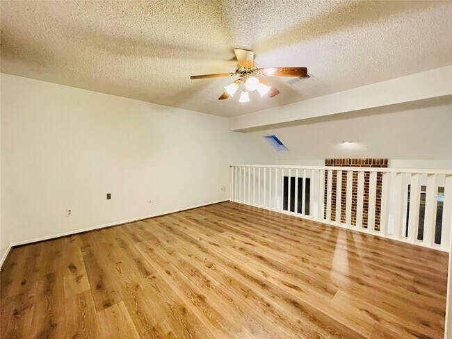 13892 Hollowgreen Dr