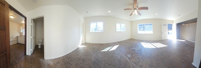 1468 Planet Rd in Vista, CA - Foto de edificio - Building Photo