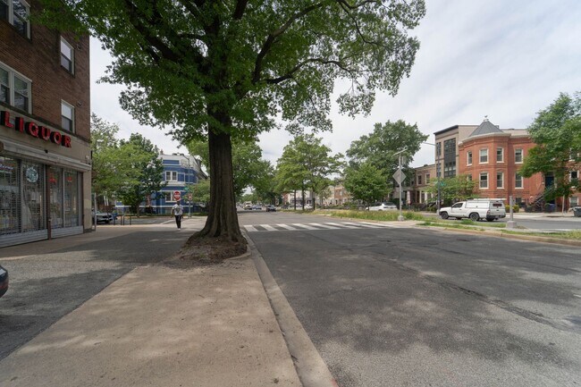 444 Rhode Island Ave NW in Washington, DC - Foto de edificio - Building Photo