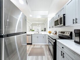 3200 N Haverhill Rd in West Palm Beach, FL - Building Photo