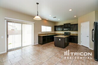 43009 W Kristal Ln in Maricopa, AZ - Foto de edificio - Building Photo