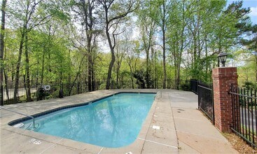 5650 River Oaks Pl NW in Atlanta, GA - Building Photo - Building Photo