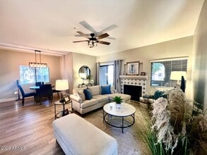 15050 N Thompson Peak Pkwy in Scottsdale, AZ - Foto de edificio - Building Photo