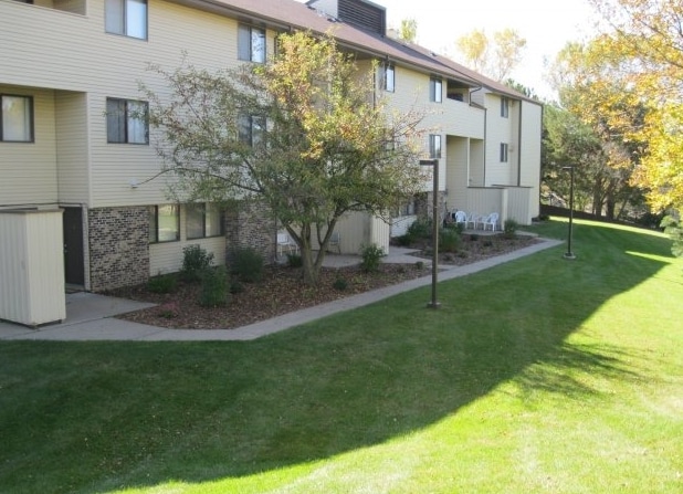 Briarhill Apartments in Eden Prairie, MN - Foto de edificio - Building Photo