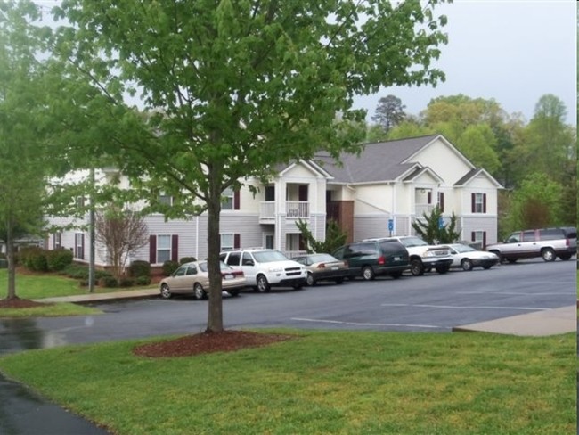 Bryson Creek Apartments in Bryson City, NC - Foto de edificio - Building Photo