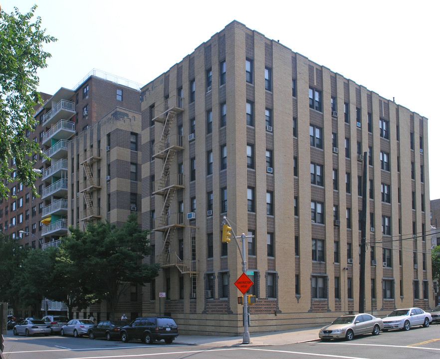 3565 Bruckner Blvd in Bronx, NY - Foto de edificio