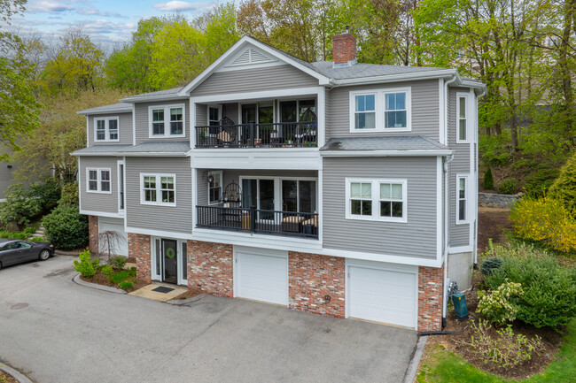 Pleasant Hill Condominiums in Belmont, MA - Foto de edificio - Building Photo