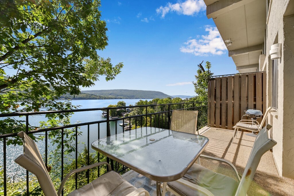 7 Cliffside Dr in Canandaigua, NY - Building Photo