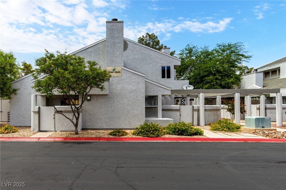 5644 Vineyard Ln in Las Vegas, NV - Building Photo