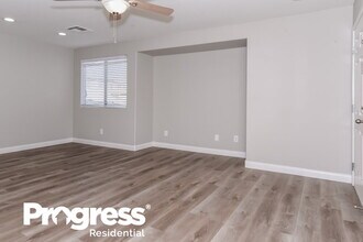 10517 Silver Cholla Ct in Las Vegas, NV - Building Photo - Building Photo