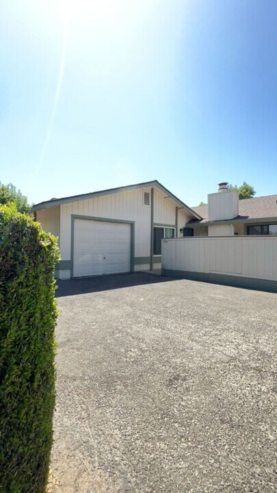 754 W Yosemite Ave in Merced, CA - Building Photo