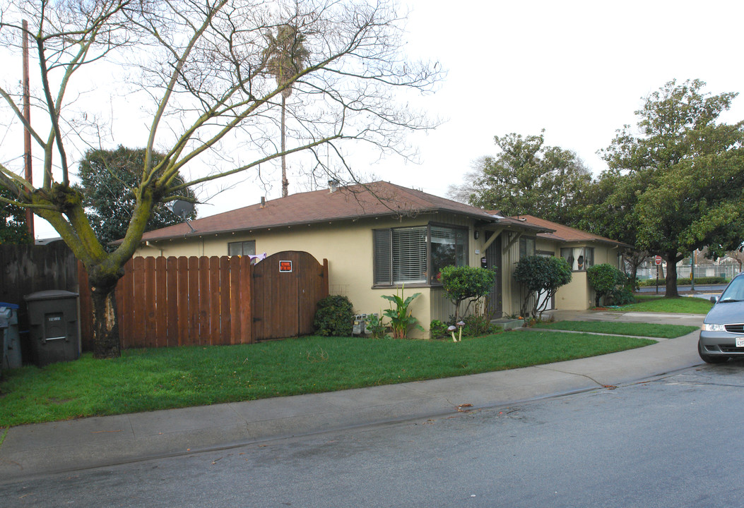 885 Park Dr in Mountain View, CA - Building Photo