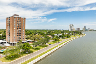 Bayshore Towers in Tampa, FL - Building Photo - Building Photo