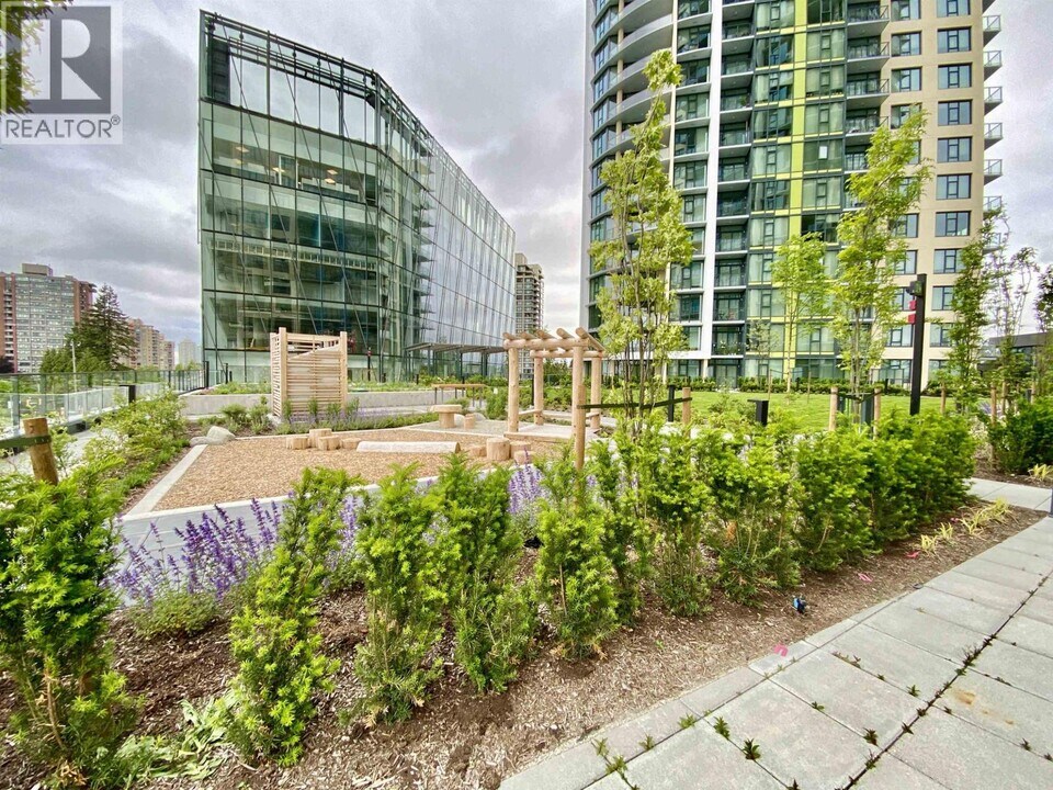 7388 Kingsway in Burnaby, BC - Building Photo