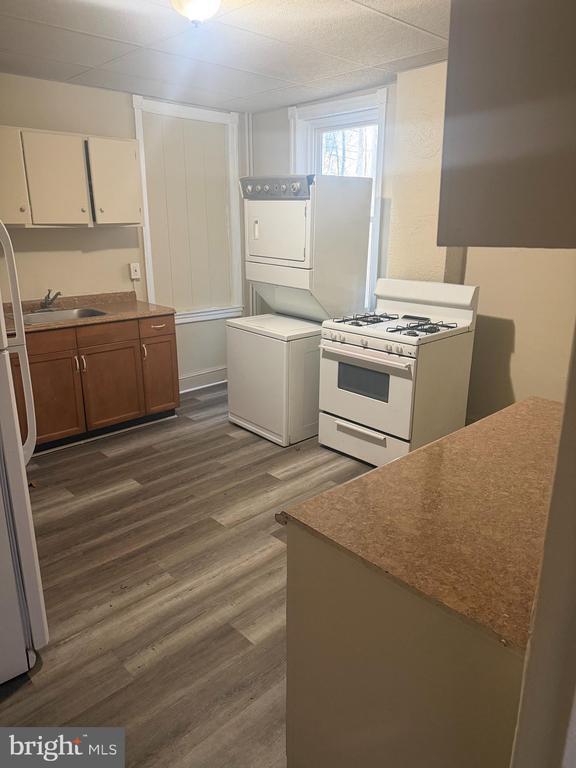 property at 412 E Oak St