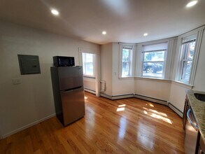 233 Broadway, Unit 3 in Cambridge, MA - Foto de edificio - Building Photo