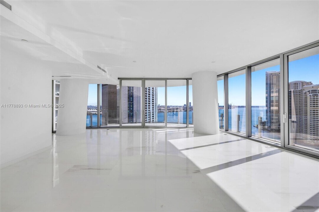 300 S Biscayne Blvd in Miami, FL - Building Photo