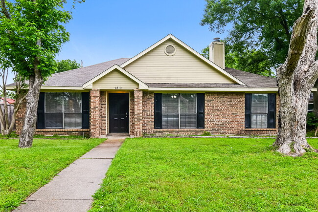 property at 2310 Shadyoaks Ln