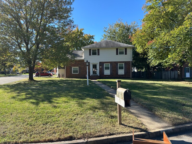 9201 Woodlake Dr in Richmond, VA - Building Photo