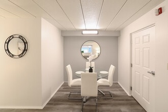 Hamilton House in Berea, OH - Foto de edificio - Interior Photo