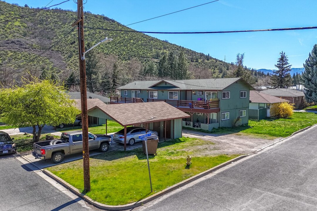 125 State St in Yreka, CA - Building Photo