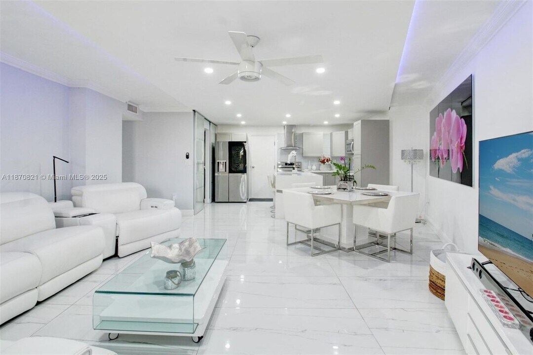 13951 Kendale Lakes Cir in Miami, FL - Building Photo