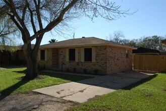 4710 Pine St in Seabrook, TX - Building Photo - Building Photo