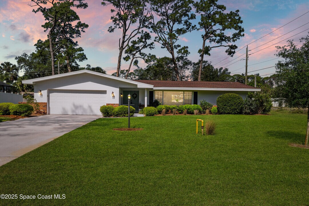591 Ponderosa St in Melbourne, FL - Foto de edificio