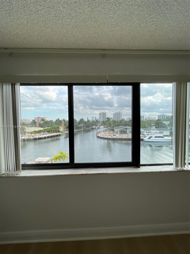 301 Golden Isles Dr, Unit 407 in Hallandale Beach, FL - Foto de edificio - Building Photo