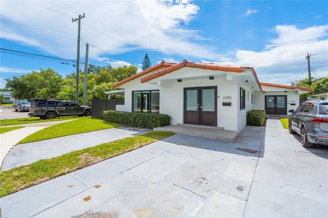 3200 SW 24th Ter in Miami, FL - Building Photo - Building Photo