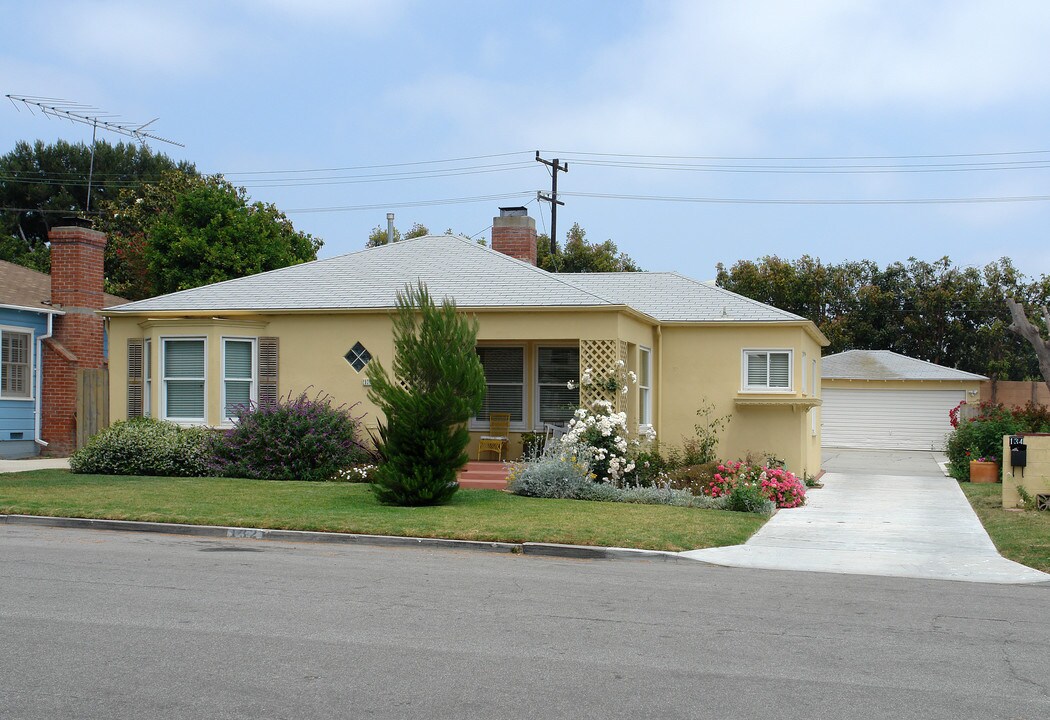 132-134 S Dunning St in Ventura, CA - Building Photo