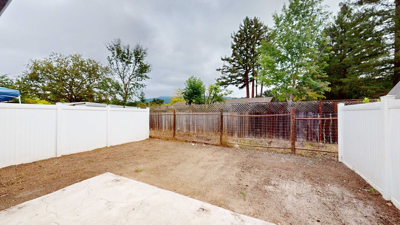 15431 Marty Dr in Glen Ellen, CA - Building Photo