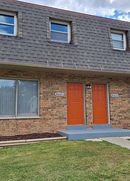 8623 W Green Brook Dr in Brown Deer, WI - Building Photo