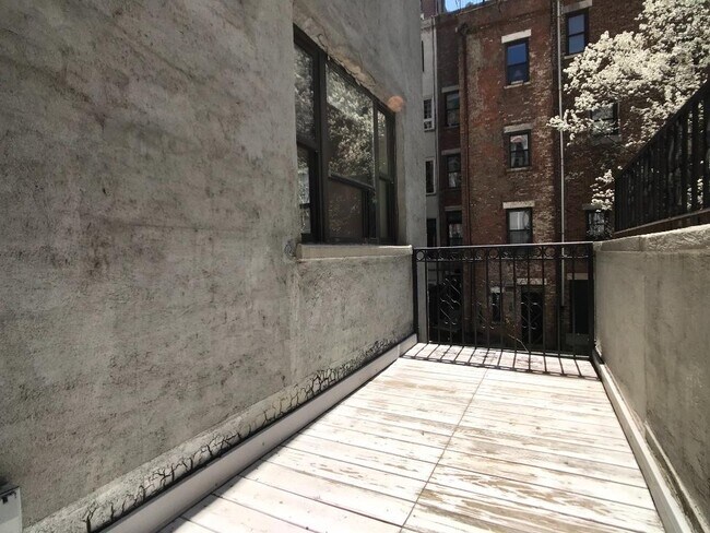 306 W 106th St in New York, NY - Building Photo - Building Photo