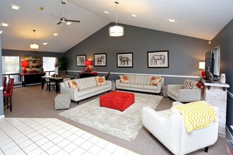 Hillview Woods Apartments in Louisville, KY - Foto de edificio - Building Photo