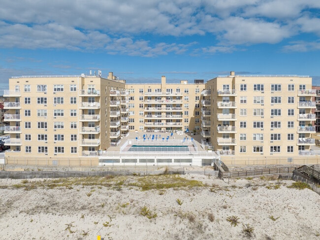 Waters Edge in Long Beach, NY - Building Photo - Building Photo