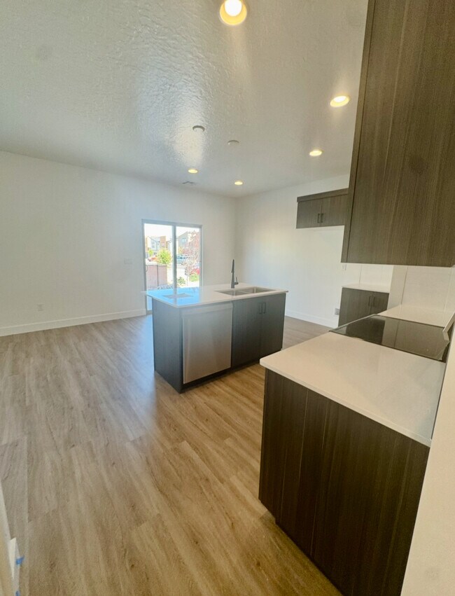 5719 S Weehawken Ln in Saint George, UT - Building Photo - Building Photo