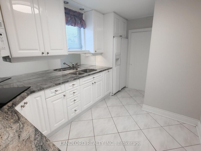 3 Davies Crescent in Toronto, ON - Building Photo - Building Photo