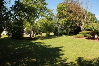 44 Kingston Dr in Oak Brook, IL - Building Photo - Building Photo