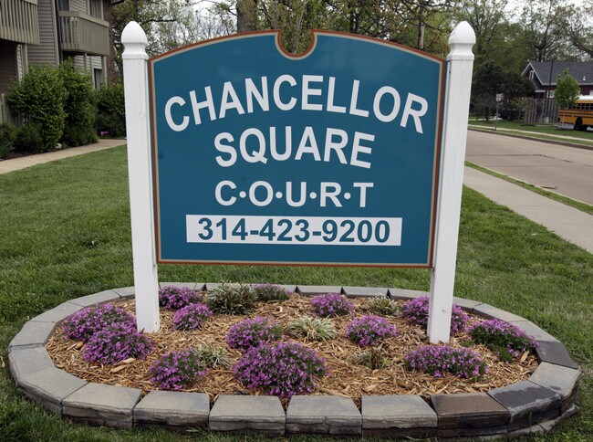 Chancellor Square Court Apartments in Kirkwood, MO - Foto de edificio - Building Photo