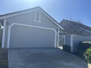 2252 Southport Ln in Modesto, CA - Building Photo - Building Photo