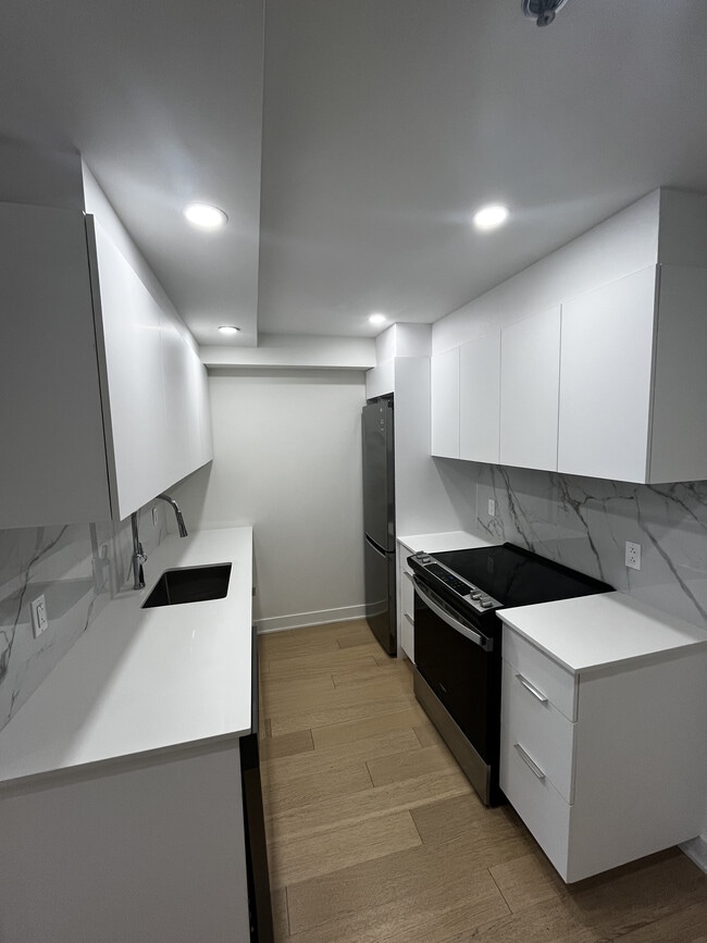 1 Glenmore Rue in Hampstead, QC - Building Photo - Building Photo