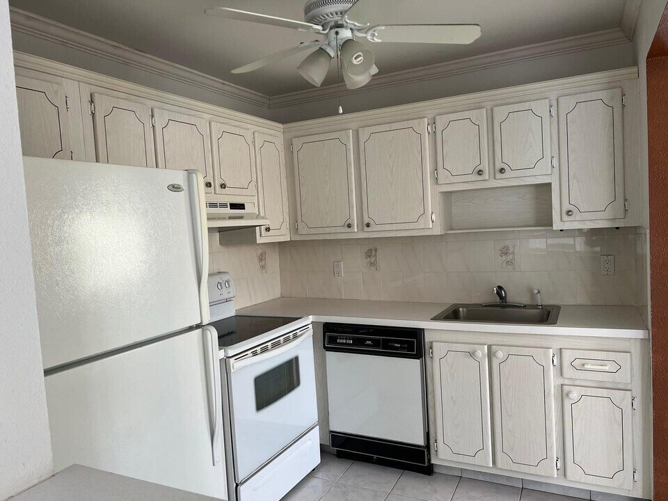 371 Flanders Dr in Delray Beach, FL - Building Photo