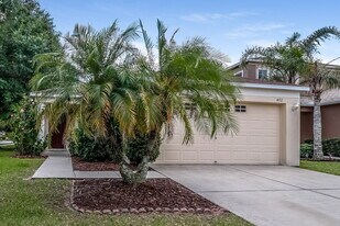402 Maple Pointe Dr in Seffner, FL - Building Photo
