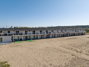 16 Navy Rd in Montauk, NY - Foto de edificio - Building Photo