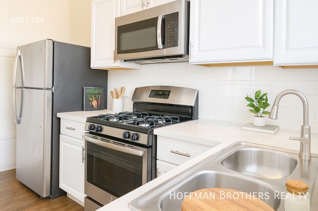 1525 Cassil Pl, Unit 109 in Los Angeles, CA - Building Photo - Building Photo