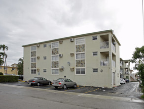 6080 W Flagler St in Miami, FL - Building Photo - Building Photo