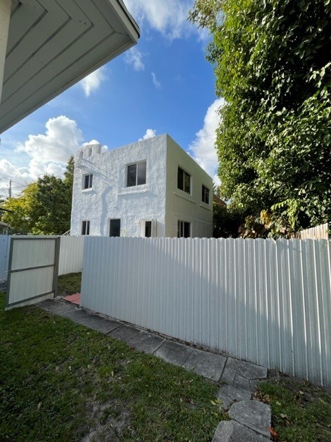 2037 SW 6th St, Unit Apt 3 in Miami, FL - Foto de edificio