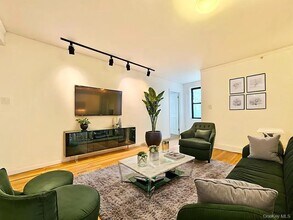 102-17 64th Rd in Queens, NY - Foto de edificio - Building Photo