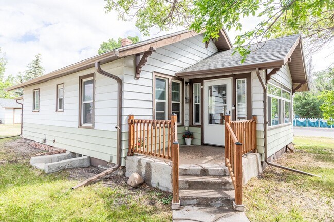 property at 522 E 9th St